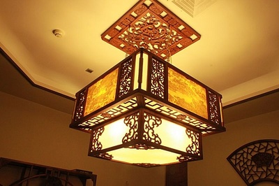 中式客廳燈具選擇也是裝修重點，想要完美的古典韻味要注意哦