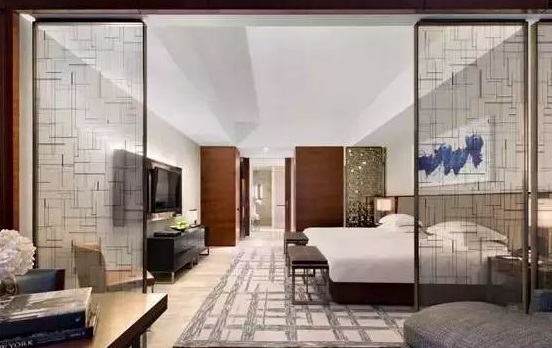 用隔斷設(shè)計(jì)來代替臥室門 單間秒變高大上總統(tǒng)套房！